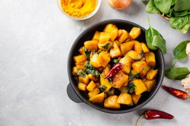 Aloo Palak Curry, Dhaba Style Kuzey Hint mezesi, baharatlı ıspanaklı patates körisi. Üst Manzara. Boşluğu kopyala