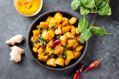Yiyecek, Güney Asya mutfağı, aşçılık ve yemek konsepti - Hint restoranının masasında bir tavada aloo palak tabağı yakın çekim. Üst görünüm