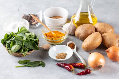 Aloo Palak sabzi. Bir kasede servis edilen ıspanaklı patates körisi. Malzemeler. Aşama aşama. Popüler Hint sağlıklı tarifi