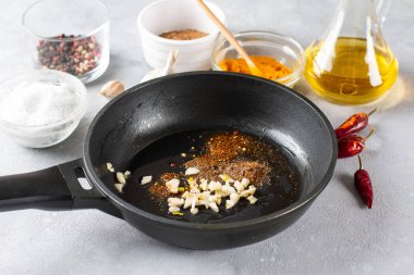 Aloo Palak sabzi. Bir kasede servis edilen ıspanaklı patates körisi. Malzemeler. Aşama aşama. Popüler Hint sağlıklı tarifi
