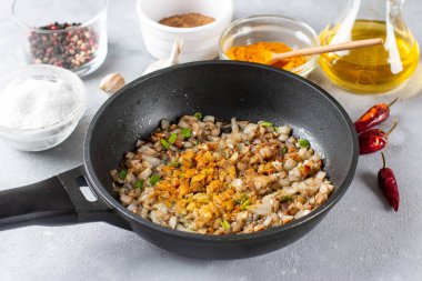 Aloo Palak sabzi. Bir kasede servis edilen ıspanaklı patates körisi. Malzemeler. Aşama aşama. Popüler Hint sağlıklı tarifi