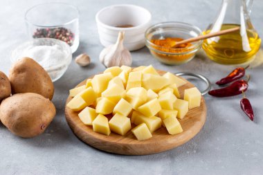 Aloo Palak sabzi. Bir kasede servis edilen ıspanaklı patates körisi. Malzemeler. Aşama aşama. Popüler Hint sağlıklı tarifi