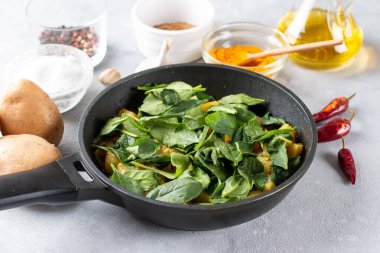 Aloo Palak sabzi. Bir kasede servis edilen ıspanaklı patates körisi. Malzemeler. Aşama aşama. Popüler Hint sağlıklı tarifi