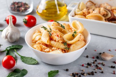 Fırında makarna. Hafif bir arka planda fetapasta. Yeni, popüler akşam yemeği..