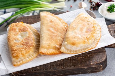 Cheburek, mayasız köfte, kıyma ile doldurulmuş. Geleneksel Tatar pastası.