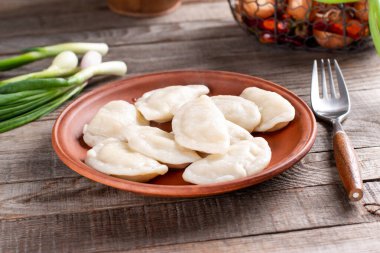 Hamur köfteleri, ahşap masada patates püresi ile dolu. Varenyky, vareniki, pierogi, pirohy - dolgulu börek. Vejetaryen yemeği. yatay