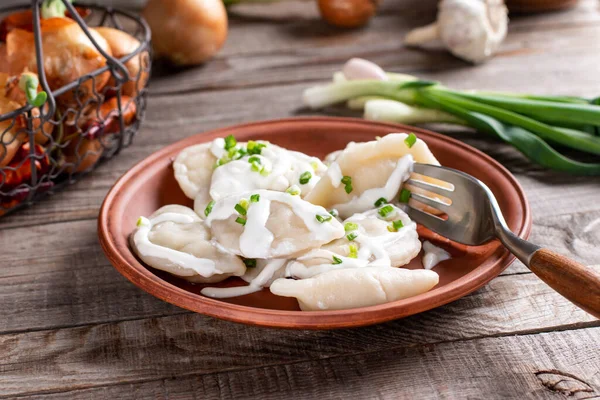 Dumplings Gevuld Met Aardappelpuree Plaat Houten Tafel Varenyky Vareniki Pierogi — Stockfoto