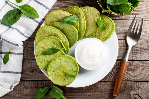 Gröna Ovanliga Spenat Pannkakor Med Gräddfil Kärlek För Hälsosam Vegansk — Stockfoto