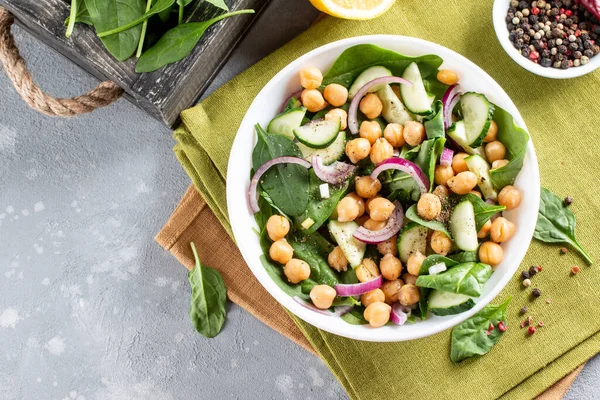 Salada Grão Bico Espinafre Pepinos Cebolas Verdes Uma Chapa Comida — Fotografia de Stock