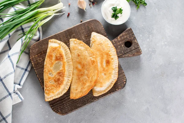 Uzbekistán Cocina Oriental Tártara Cheburek Con Carne Verduras Una Tabla — Foto de Stock