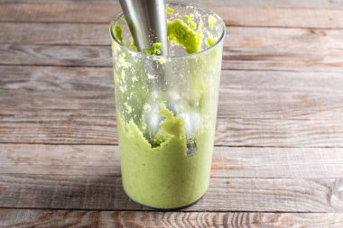 Bir bardakta taze bezelye ve nohut ve blender. Humus yapıyorum. Vejetaryen atıştırması