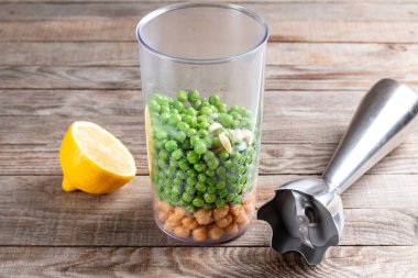 Bir bardakta taze bezelye ve nohut ve blender. Humus yapıyorum. Vejetaryen atıştırması