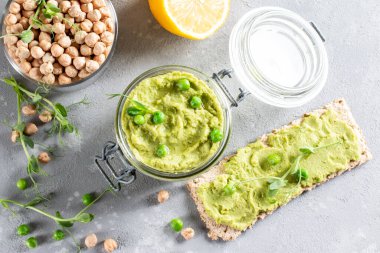 Humus. Nohut ve bezelyeli yeşil bezelye, zeytinyağı. Ortadoğu yemeği, vejetaryen yemeği, vejetaryen atıştırması. Üst Manzara. Boşluğu kopyala