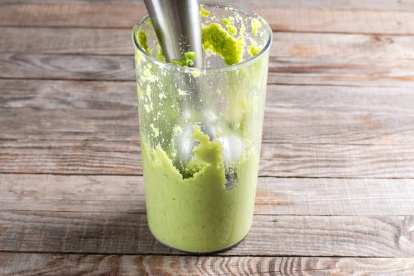 Piselli Verdi Ceci Bicchiere Con Frullatore Sto Facendo Hummus Spuntino — Foto Stock