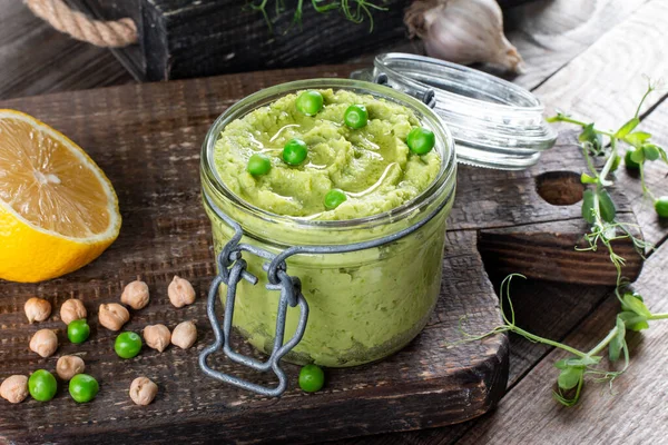 Hummus Clássico Tradicional Grão Bico Ervilha Verde Azeite Especiarias Tábua — Fotografia de Stock