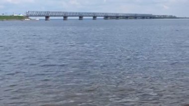 Köprü nehrin üzerinde. Sakin dalgalar nehri. Sakin ve güzel bir manzara.