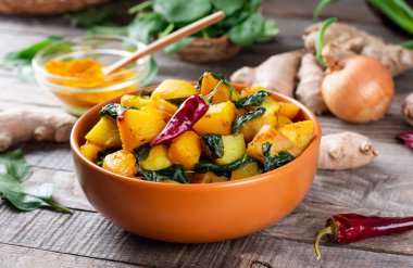 Aloo Palak Sabzi / Ispanaklı Patates Körisi bir kasede servis edilir. Popüler Hint sağlıklı tarifi. Seçici odak