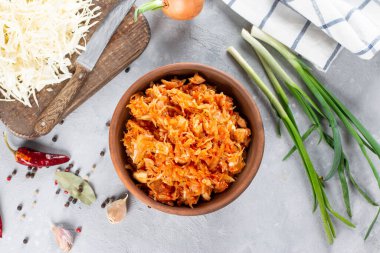 Lahana yahnisi en popüler yemeklerden biridir. Soğan ve domates suyu veya domates sosuyla iyi gider. Lahana sarımsak ve kızarmış mantarla da iyi gider. Üst Manzara. Boşluğu kopyala