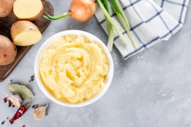 Zeytinyağlı patates püresi ve hafif bir kayrak, taş ya da beton zemin üzerinde bir kasede otlar. Yukarıdan bak. Boşluğu kopyala