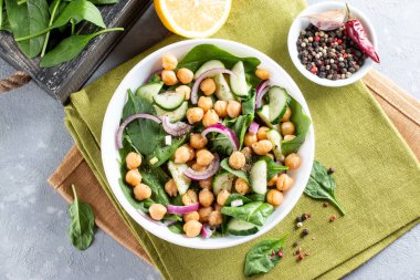 Tabağında bal olan çikolatalı kekler.