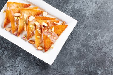 Yoğunlaştırılmış süt ve fındıklı ev yapımı ekmek pudingi. Üst Manzara. Boşluğu kopyala