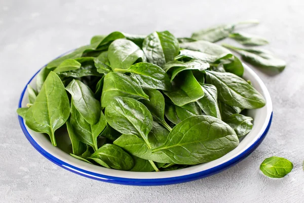 Färska Grönsaker Grön Spenat Tallrik Hälsosam Kost Vegetariskt Matkoncept — Stockfoto