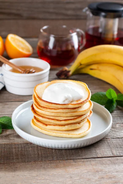 Pfannkuchen Mit Saurer Sahne Leckeres Süßes Frühstücksbuffet Auf Einem Holztisch — Stockfoto