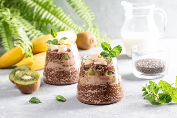 Budín Chía Chocolate Con Frutas Vaso Leche Almendras Comida Saludable — Foto de Stock