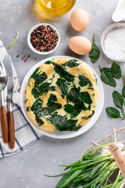 Ispanak yapraklı omlet, diyet yemeği, beyaz tabakta omlet, sabah kahvaltısı. Üst görünüm.