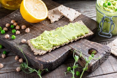 Humus. Nohut ve bezelyeli yeşil bezelye, zeytinyağı. Ortadoğu yemeği, vejetaryen yemeği, vejetaryen atıştırması. Üst Manzara. Boşluğu kopyala