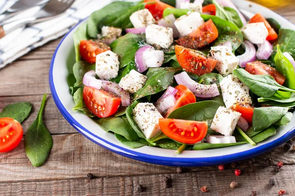 Salada Espinafre Com Tomate Fresco Cebola Vermelha Queijo Feta Uma — Fotografia de Stock