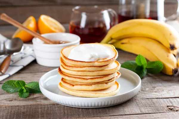 Pfannkuchen Mit Saurer Sahne Leckeres Süßes Frühstücksbuffet Auf Einem Holztisch — Stockfoto