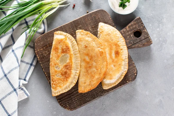 Chebureks Caseros Con Relleno Con Crema Agria Sobre Fondo Gris — Foto de Stock