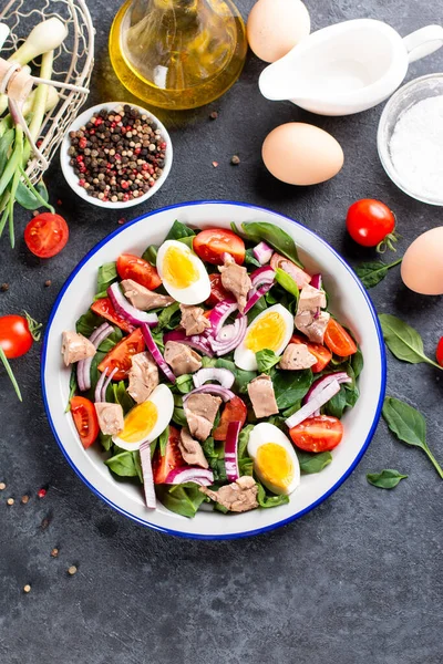 Salada Com Peixe Enlatado Ovos Espinafre Tomate Prato Branco — Fotografia de Stock