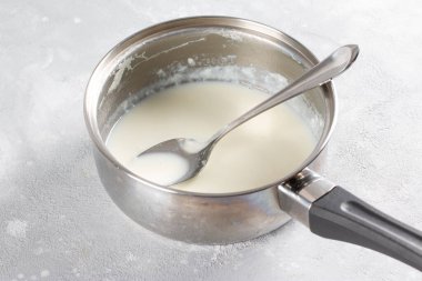Süt sosu. Ekmek pudingi ya da Shahi tukra yapma süreci. Adım adım tarif