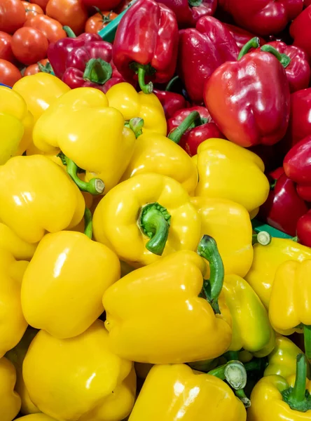 Красный Желтый Перец Коробке Прилавке Магазина Овощной Отдел Супермаркете — стоковое фото