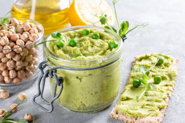 Yeşil maydanoz humusu, nohut, bezelye ve ev yapımı nohut. Lezzetli sağlıklı yemek.