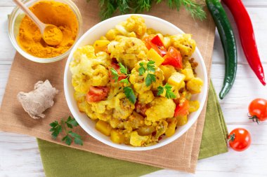 Köri kavrulmuş karnabahar - vejetaryen sebze yemeği. Üst görünüm