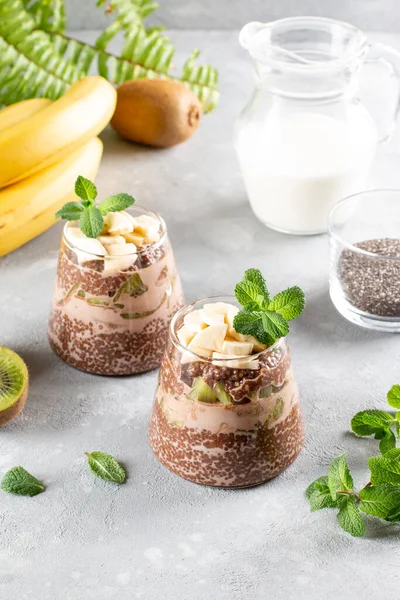 Pudín Semillas Chía Con Chocolate Leche Soja Servida Frascos Sobre — Foto de Stock