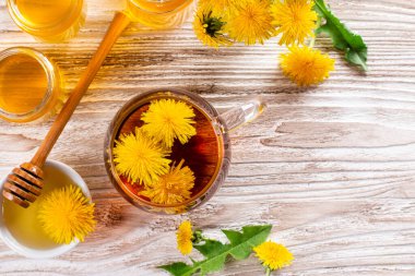 Karahindiba 'dan bal ve bir fincan çay. Doğal, kırsal, organik ve sağlıklı ürün kavramı. Üst Manzara. Boşluğu kopyala