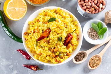 Sarı pirinç, zerdeçal pilavı, limon, zencefil ve FenuGreek ile birlikte beyaz bir kase, Hint yemeği. Üst görünüm