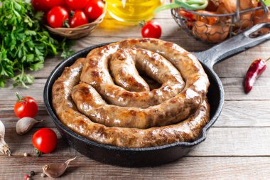 Baharatlı ve otlu ev yapımı sosis. Spiral ev yapımı sosis..