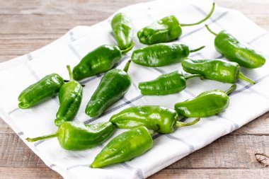 Taze yeşil biberler ya da peçetede pişmeye hazır asma biberler. İspanyol mutfağı. Pimientos de Padron.