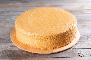 Yoğunlaştırılmış süt, kakao ve tereyağlı waffle keki..