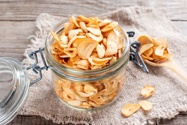 Dried Garlic Flakes Garlic Chips Raw Garlic Old Wooden Background — Stock Photo, Image