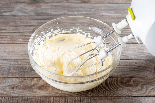 Butter Mit Dem Mixer Eine Glasschüssel Geben Tortencreme Zubereiten — Stockfoto