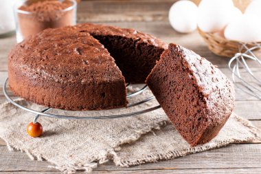 Tahta bir masada içinde malzemeler olan çikolatalı kek.