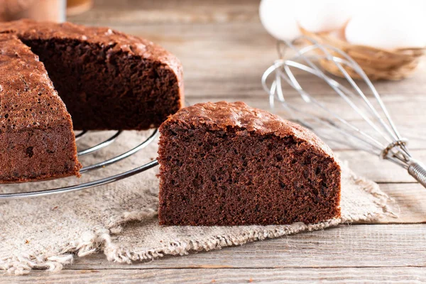 Photo Delicious Chocolate Sponge Cake Wooden Table — Stock Photo, Image