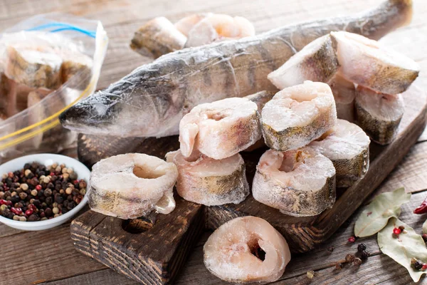 Pesce Congelato Tagliere Tavolo Legno Prodotti Alimentari Congelati — Foto Stock
