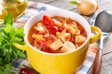 Geleneksel Macar paprika tavuğu, sulu ekşi krema soslu tavuk ve ahşap arka planda maydanoz olarak da bilinir.